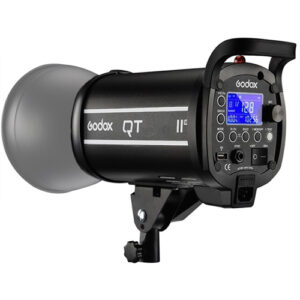 1603100175_132 Godox QT800II M -studiosalama, jossa on digitaalinen ohjauspaneeli ja näyttö, asennettu mustaan kiinnikkeeseen, suunniteltu ammattimaiseen valokuvaukseen.