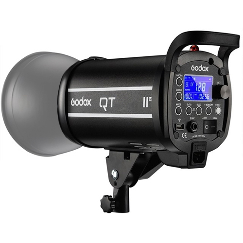 1603100175_132 Godox QT800II M -studiosalama, jossa on digitaalinen ohjauspaneeli ja näyttö, asennettu mustaan kiinnikkeeseen, suunniteltu ammattimaiseen valokuvaukseen.