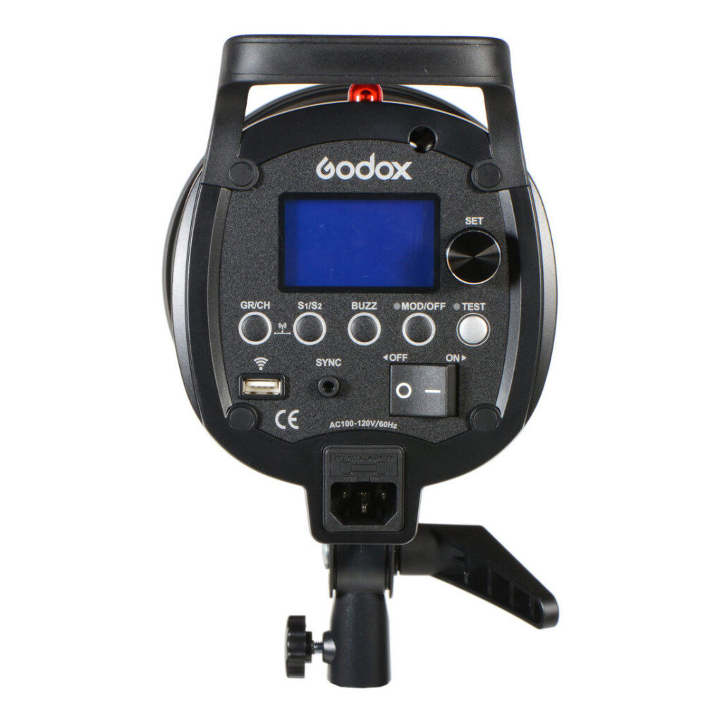 1603172799_655 Kuvassa on Godox QS1200II -studiostrobotin takapaneeli, jossa on digitaalinen näyttö, ohjauspainikkeet, virtakytkin, portit, säätönupit ja Godoxin logo yläreunassa.