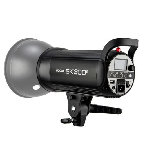 1603176374_380 Mustaa Godox SK300II -studiostroboskooppivalaisinta, jossa on digitaalinen näyttö ja ohjauspainikkeet, näytetään kiinnitettynä kiinnikkeeseen kulmasta, joka paljastaa sekä sen etu- että sivupuolen.