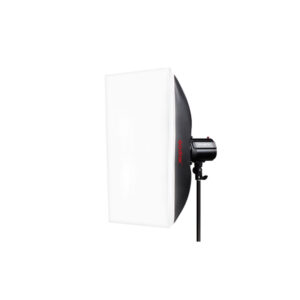1605183415_781 Godox Softbox Universal Mount 60x60cm -valaisimessa on suorakulmainen valkoinen diffuusori, joka on kiinnitetty mustaan jalustaan ja sijoitettu hieman vasemmalle valkoista taustaa vasten.