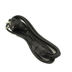 1605707190_760 Viltrox AC Adapter VLD85T:ssä on musta kelattu virtajohto, jossa on kolmipiikkinen pistoke ja suorakulmainen liitin, kuvassa valkoisella pohjalla.