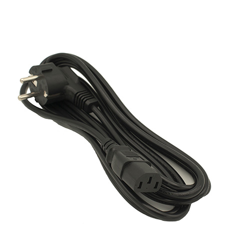 1605707190_760 Viltrox AC Adapter VLD85T:ssä on musta kelattu virtajohto, jossa on kolmipiikkinen pistoke ja suorakulmainen liitin, kuvassa valkoisella pohjalla.