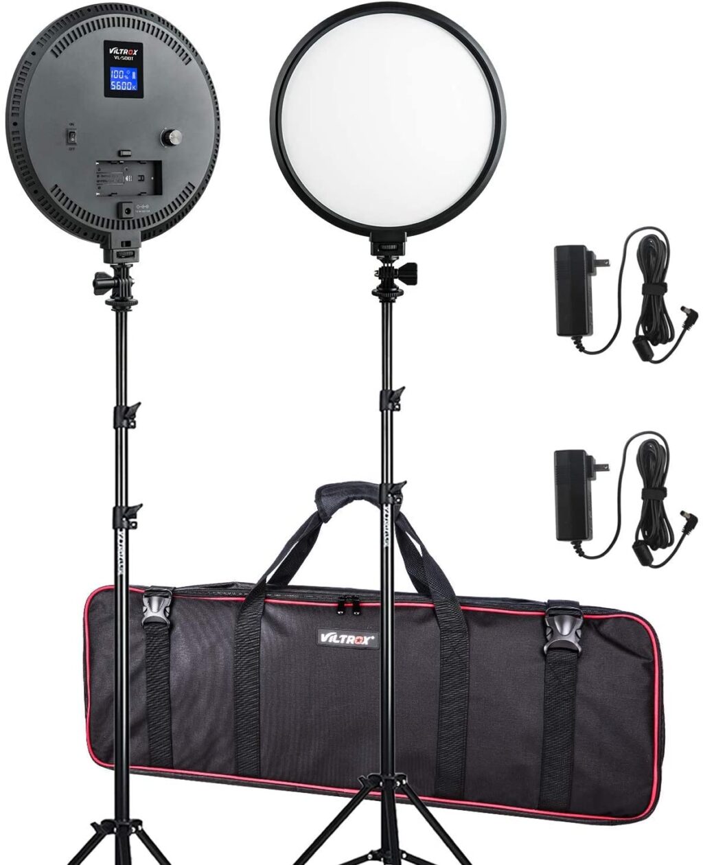 1606232705_167 Viltrox VL 500T LED Light Duo Kit sisältää kaksi pyöreää LED-studiovaloa säädettävällä jalustalla, kaksi virta-adapteria johdoilla ja mustan kantolaukun, jossa on kahva ja punainen reunus.
