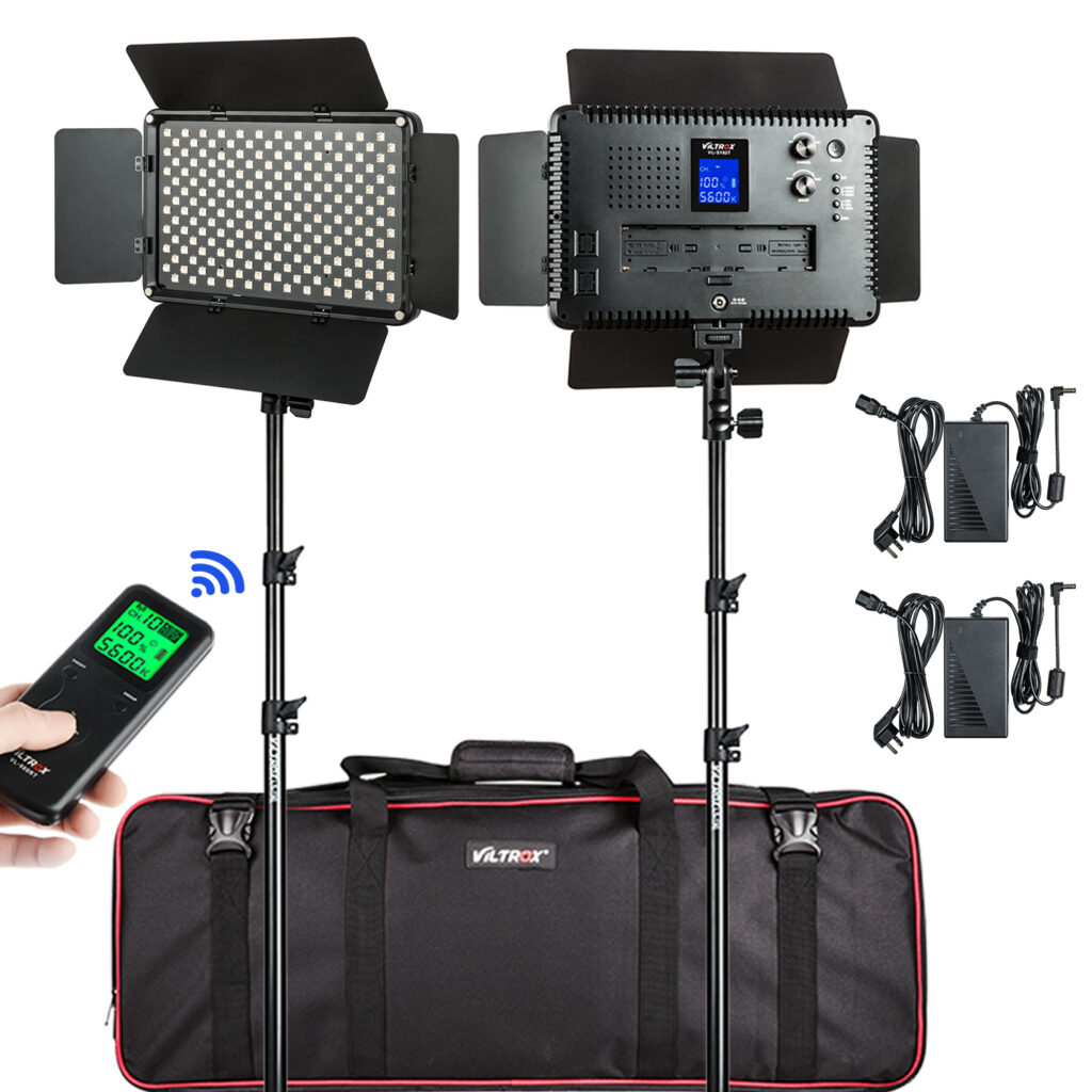 1606232975_032 Viltrox VL S192T LED Light Duo Kit sisältää kaksi LED-videovaloa, joissa on lato-ovet jalustoilla, kaukosäätimen, kaksi virtalähdettä ja mustan kantolaukun, jossa on punainen reunus ja "Viltrox"-brändi.