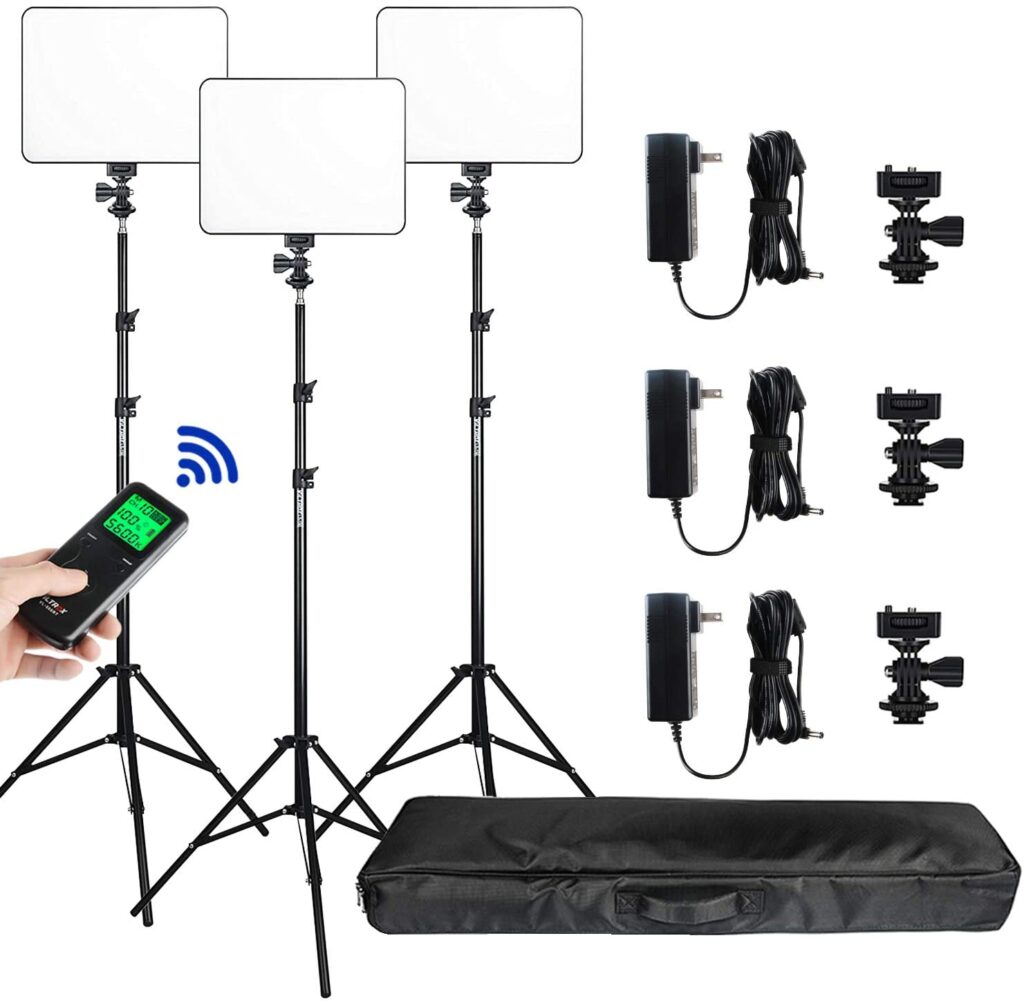1606233596_463 Viltrox VL 200T LED Light Triple Kit sisältää kolme suorakaiteen muotoista LED-paneelivaloa säädettävillä jalustoilla, kolme virtalähdettä johdoilla, kiinnityskannattimet, käsikaukosäätimen ja mustan kantolaukun valkoisella pohjalla.