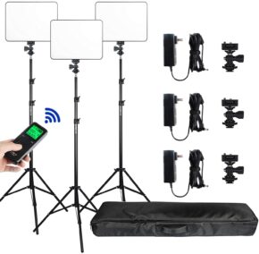 Viltrox VL 200T LED Light Triple Kit sisältää kolme suorakaiteen muotoista LED-paneelivaloa säädettävillä jalustoilla, kolme virtalähdettä johdoilla, kiinnityskannattimet, käsikaukosäätimen ja mustan kantolaukun valkoisella pohjalla.