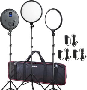 1606309365_527 Viltrox VL 500T LED Light Triple Kit sisältää kolme pyöreää LED-studiovaloa säädettävällä jalustalla, mustan kantolaukun punaisella reunuksella ja neljä virtasovitinta johtoineen, kaikki kuvassa valkoista taustaa vasten.