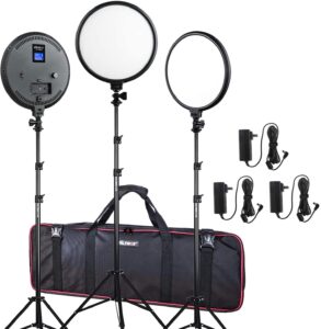 1606309365_527 Viltrox VL 500T LED Light Triple Kit sisältää kolme pyöreää LED-studiovaloa säädettävällä jalustalla, mustan kantolaukun punaisella reunuksella ja neljä virtasovitinta johtoineen, kaikki kuvassa valkoista taustaa vasten.