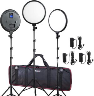 1606309365_527 Viltrox VL 500T LED Light Triple Kit sisältää kolme pyöreää LED-studiovaloa säädettävällä jalustalla, mustan kantolaukun punaisella reunuksella ja neljä virtasovitinta johtoineen, kaikki kuvassa valkoista taustaa vasten.