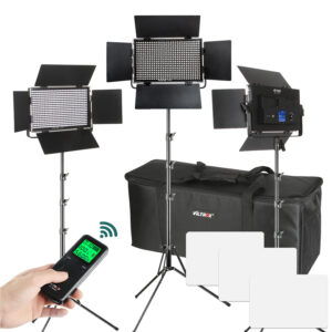 1606309396_296 Viltrox VL S50T LED Light Triple Kit sisältää kolme LED-paneelivaloa, joissa on ladon ovet säädettävissä jalustoissa, suuren mustan Viltrox-kantolaukun, kolme valkoista diffuusoria ja langattoman kaukosäätimen, joka näkyy valkoisella pohjalla.
