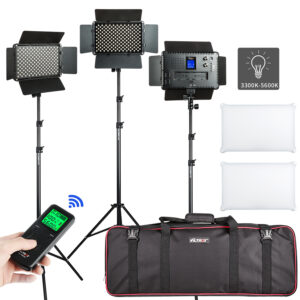 1606309424_080 Viltrox VL S192T LED Light Triple Kit -valaisinsarjaan kuuluu kolme kolmijalkaista valoa, kauko-ohjattava lähivalaisin, kaksi valkoista diffuusoria ja musta kantolaukku. Yhdessä valaisimessa näkyy digitaalinen näyttö, jossa on säädettävä värilämpötila (3300K-5600K).