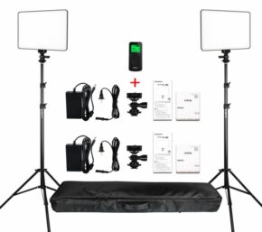Viltrox VL 400T LED Light Duo Kit sisältää kaksi suorakulmaista LED-valoa jalustoilla, kaksi virtalähdettä, kaksi kuulapääkiinnikettä, kaukosäätimen, käyttöohjeet ja mustan kantolaukun - kaikki valkoisella pohjalla.