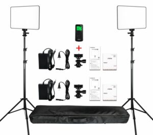1608191379_009 Viltrox VL 400T LED Light Duo Kit sisältää kaksi suorakulmaista LED-valoa jalustoilla, kaksi virtalähdettä, kaksi kuulapääkiinnikettä, kaukosäätimen, käyttöohjeet ja mustan kantolaukun - kaikki valkoisella pohjalla.