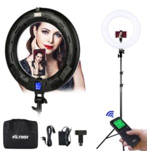 1608191689_530 Viltrox VL 600T Lightstand Kit -rengasvalo sisältää rengasvalon digitaalisilla säätimillä, kaukosäätimen, jalustan, naisen muotokuvaa esittävän puhelimen pidikkeen, virtalähteet ja Viltrox-kantolaukun. Valaisin on kuvassa sekä valaistuna että valaisemattomana.