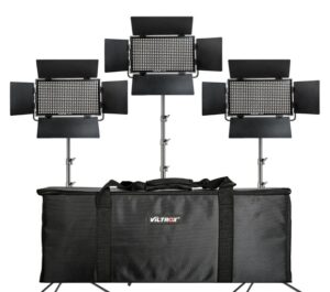 1608192336_717 Kolme Viltrox VL D60T LED-paneelivalaisinta, joissa on säädettävät lato-ovet, on asennettu jalustalle suuren mustan kantolaukun taakse. Nämä valot ja kotelo muodostavat Viltrox VL D60T LED-valojen kolmoissarjan.