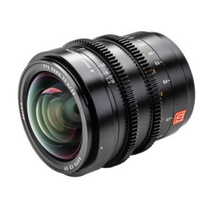 1609160651_102 Lähikuvassa Viltrox MF 20mm T2 FF Cine -objektiivi, L Mount -objektiivista näkyy sen musta runko, jossa on yksityiskohtaiset tarkennus- ja aukkorenkaat, joihin on merkitty numerot. Objektiivin lasi heijastaa valoa vihertävällä sävyllä.