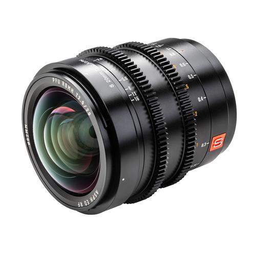 1609160651_102 Lähikuvassa Viltrox MF 20mm T2 FF Cine -objektiivi, L Mount -objektiivista näkyy sen musta runko, jossa on yksityiskohtaiset tarkennus- ja aukkorenkaat, joihin on merkitty numerot. Objektiivin lasi heijastaa valoa vihertävällä sävyllä.