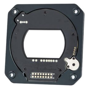 1612448444_363 Lähikuva Viltrox E - Z CAM Autofocus Adapterista, mustasta neliönmuotoisesta piirilevystä, jossa on suuri keskellä oleva leikkaus, useita kultaisia kosketuspisteitä, kulmaruuvit ja pieni metallinen komponentti oikeassa alakulmassa.