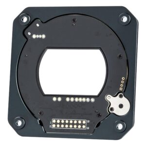 1612448444_363 Lähikuva Viltrox E - Z CAM Autofocus Adapterista, mustasta neliönmuotoisesta piirilevystä, jossa on suuri keskellä oleva leikkaus, useita kultaisia kosketuspisteitä, kulmaruuvit ja pieni metallinen komponentti oikeassa alakulmassa.