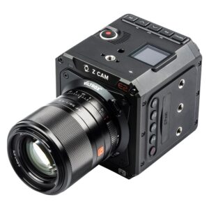 1612448450_590 Z CAM E2 -ammattikäyttöön tarkoitettu elokuvakamera, johon on liitetty Viltrox E - Z CAM Autofocus Adapter, jossa on kuutiomainen musta runko, painikkeet, pieni näyttö ja sivukiinnityspisteet.