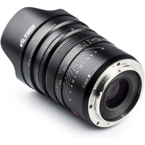 1615451480_423 Lähikuva Viltrox MF 20mm f/1.8 -objektiivista, Nikon Z, jossa korostuvat tarkennusrenkaat, aukkorenkaat, mittausmerkinnät ja objektiivin kiinnitys.