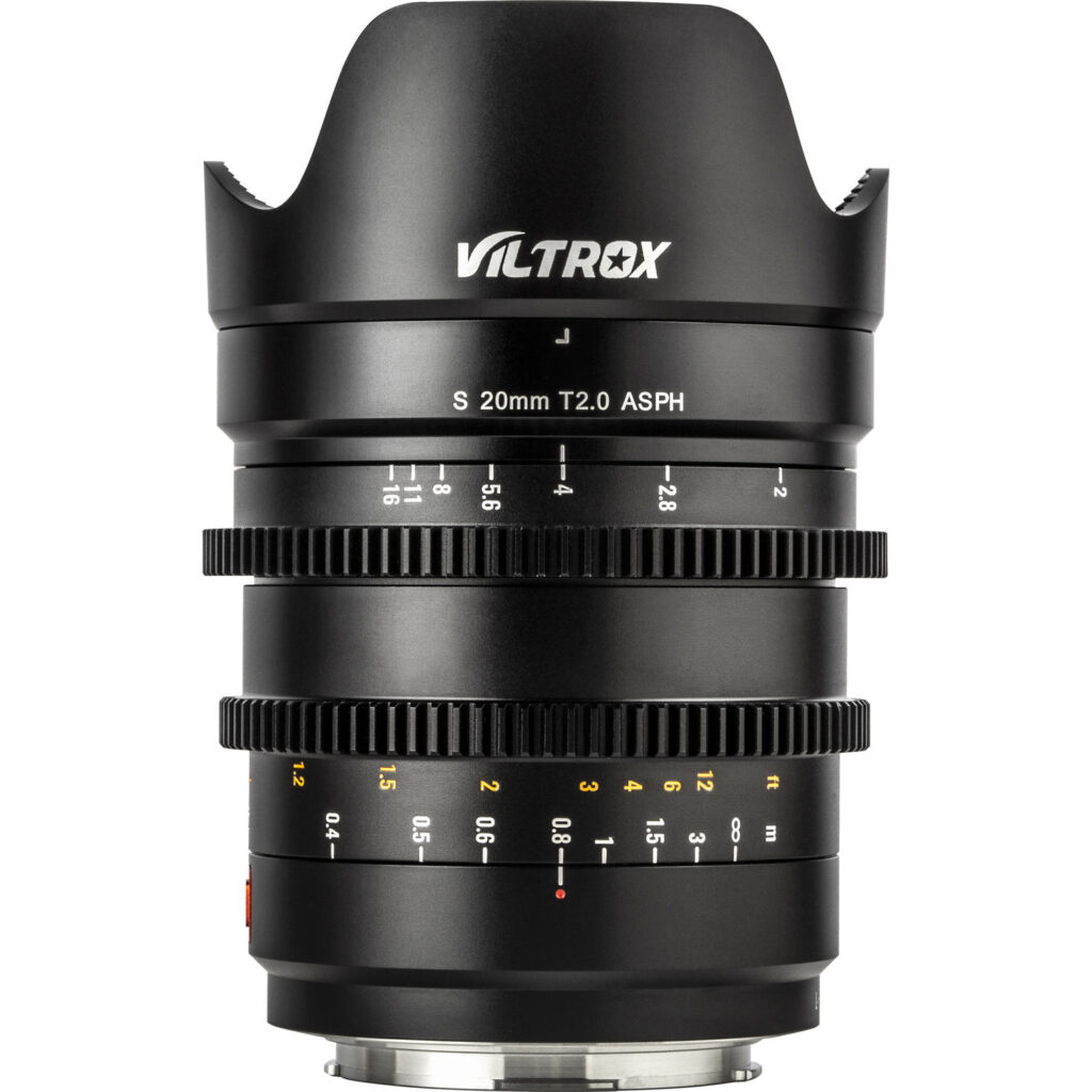 1615451536_486 Viltrox MF 20mm T2 FF Cine-objektiivi -objektiivi, L Mount, musta, kuvassa on vastavalosuoja sekä valkoisella ja keltaisella merkinnällä varustetut tarkennus- ja aukkorenkaat valkoista taustaa vasten.