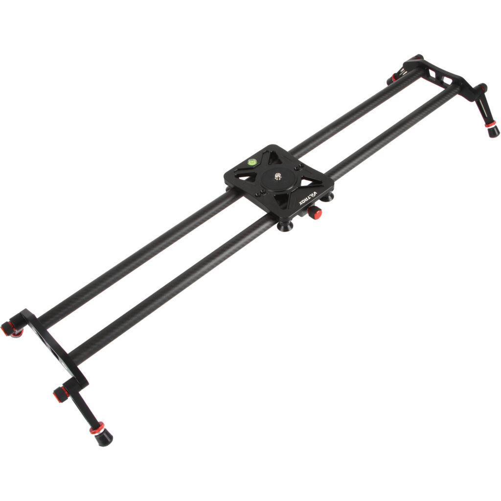 1615823522_064 Viltrox 80cm Carbon Fiber Track Dolly Rail Sliderissa on kaksi yhdensuuntaista tankoa, keskeinen kiinnitysalusta kameran tasaista vaakasuoraa liikettä varten, säädettävät jalat ja erottuvat punaiset aksentit ammattimaista kuvaamista varten.