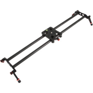1615823522_064 Viltrox 80cm Carbon Fiber Track Dolly Rail Sliderissa on kaksi yhdensuuntaista tankoa, keskeinen kiinnitysalusta kameran tasaista vaakasuoraa liikettä varten, säädettävät jalat ja erottuvat punaiset aksentit ammattimaista kuvaamista varten.