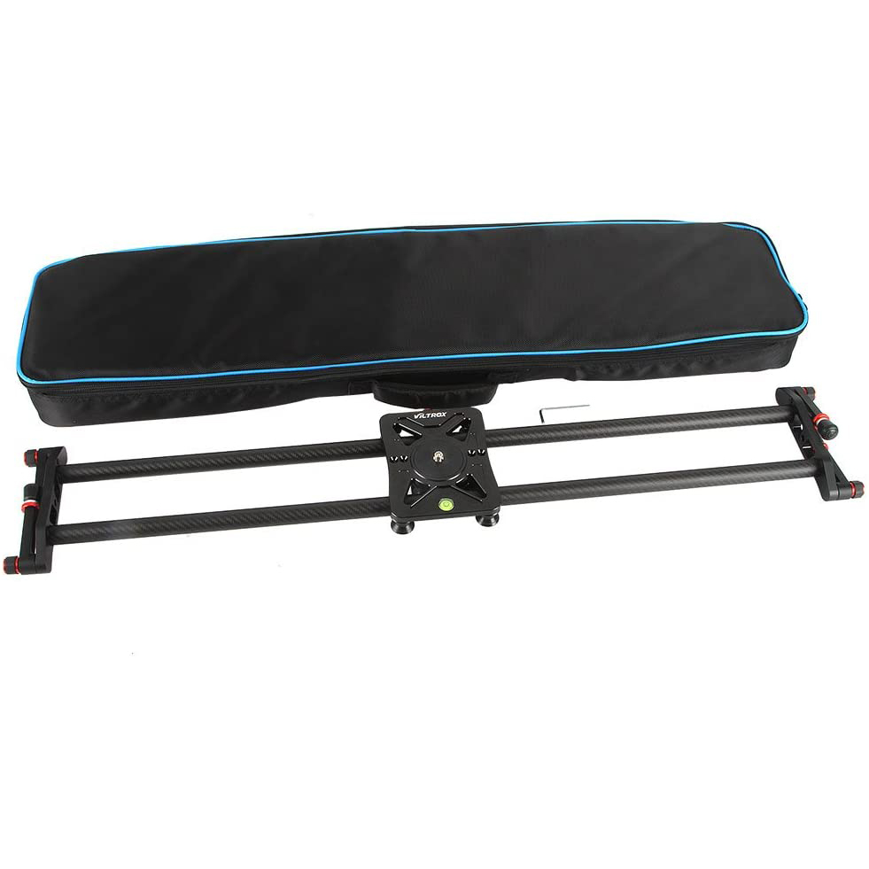 1617104958_578 Viltrox 80cm Carbon Fiber Track Dolly Rail Slider, jossa on liukuva kiinnitys, on kuvassa mustassa kantolaukussa, jossa on sininen reunus, molemmat valkoista taustaa vasten.