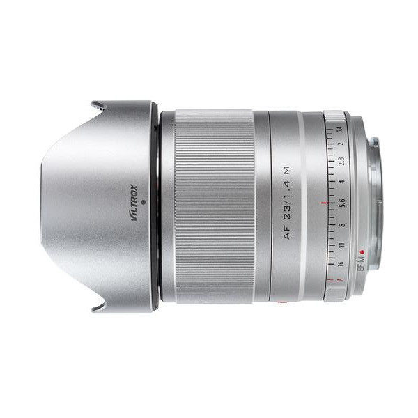 1625752393_794 Hopeinen Viltrox AF 23mm f/1.4 -objektiivi Fuji X:lle, kuvassa huppu, manuaali-/automaattitarkennustilat, näkyvät aukkomerkinnät ja uurrettu tarkennusrengas, kuvattu valkoisella taustalla.