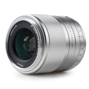 Hopeinen Viltrox AF 33mm f/1.4 -objektiivi Fuji X:lle, jossa on harjattu tarkennusrengas, 52 mm:n suodatinkierre, etäisyys- ja aukkoasteikot sekä selkeät AF 33mm f/1.4 -merkinnät sivulla.