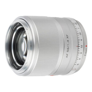 1625824195_633 Viltrox AF 56mm f/1.4 -objektiivi, Fuji X (hopea) sisältää tarkennusrenkaan ja aukkorenkaan, etäisyysmerkinnät ja 52 mm:n suodatinkierteen koon, joka näkyy edessä.