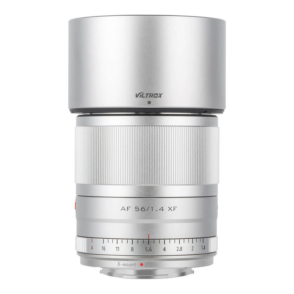 1625824198_087 Hopeinen Viltrox AF 56mm f/1.4 -objektiivi Fuji X -objektiivi on esitetty pystyssä, ja siinä on uurrettu tarkennusrengas, aukkomerkinnät ja etupuolella näkyvä X-mount-merkintä.