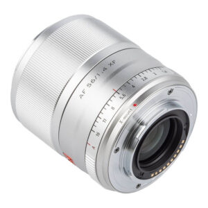 1625824199_871 Hopeisessa Viltrox AF 56mm f/1.4 -objektiivissa Fuji X:lle on kaiverrettuja merkintöjä, tarkennusrengas, aukkoasteikko ja näkyvät elektroniset kontaktit kiinnityspuolella.