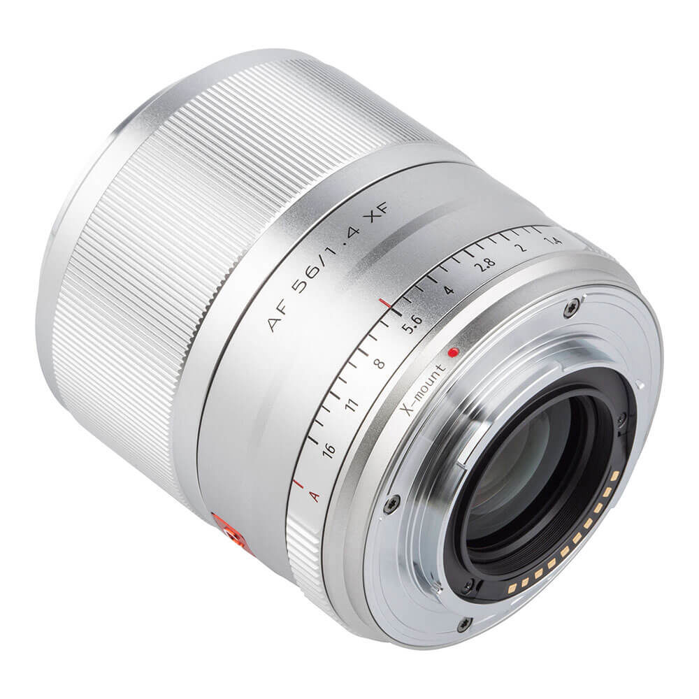 1625824199_871 Hopeisessa Viltrox AF 56mm f/1.4 -objektiivissa Fuji X:lle on kaiverrettuja merkintöjä, tarkennusrengas, aukkoasteikko ja näkyvät elektroniset kontaktit kiinnityspuolella.