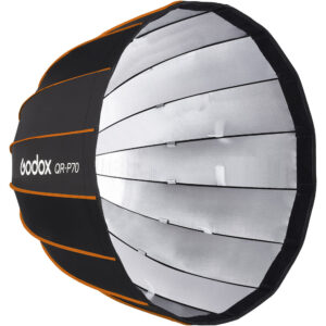 1627566153_239 Godox Quick Release Parabolic Softbox QR P70 Bowens -valaisimessa on musta ulkokuori, oranssi reunus ja heijastava hopeanvalkoinen sisäpuoli, joka on ihanteellinen studiovalaistukseen ja valokuvaukseen.