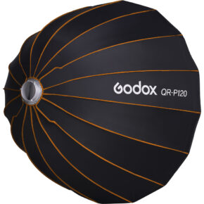 Musta Godox Quick Release Parabolic Softbox QR P120 Bowens, jossa on oranssit kylkiluut, näkyy sivulta, ja kankaaseen on painettu tuotemerkki ja malli valkoisella.