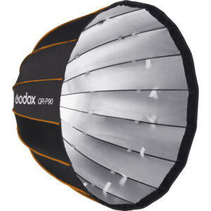 1627566357_943 Mustan ja hopeanvärinen Godox Quick Release Parabolic Softbox QR PF90 Profoto oransseilla korostuksilla, sivulta kuvattuna, korostaa sen heijastavaa sisäpintaa ja ulkopuolista tuotemerkkiä.