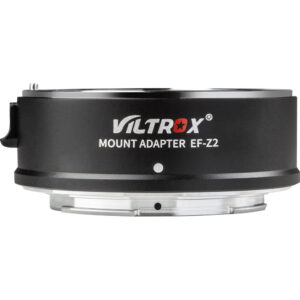 1630327744_631 Viltrox EF - Z2 Speed Booster, musta hopeisilla metalliakseleilla, näkyy valkoisella taustalla. "Viltrox Mount Adapter EF-Z2" on näkyvissä sen kyljessä.