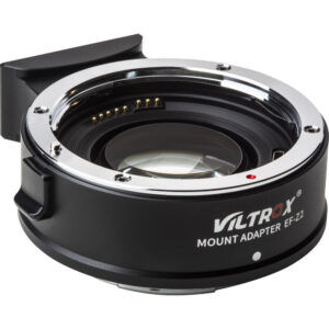 1630327744_647 Lähikuvassa Viltrox EF - Z2 Speed Booster -kiinnityssovittimesta näkyy metallinen objektiivin kiinnitys, elektroniset koskettimet sekä tuotteen nimi ja malli painettuna sivulle valkoisella tekstillä.
