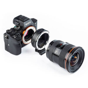 1632487746_119 Sony Alpha -kamera, Viltrox EF - Sony E -sovitin ja kameran objektiivi ovat rivissä valkoisella taustalla, ja sovitin on sijoitettu kameran ja objektiivin väliin.