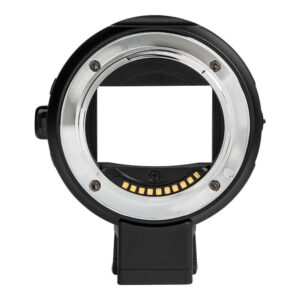 1632487746_297 Lähikuva Viltrox EF - Sony E -sovittimen etukuvasta, jossa korostuvat sen musta viimeistely, metallikontaktit ja avoin pyöreä keskus objektiivin kiinnittämistä varten.
