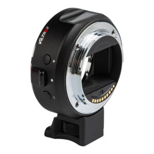 1632487746_306 Musta Viltrox EF - Sony E -adapteri, jossa on elektroniset koskettimet, jalustajalka ja sivussa olevat + ja - kytkimet, näkyy valkoista taustaa vasten.