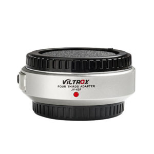 Viltrox JY 43 - MFT Autofocus-adapterissa (hopea) on mustat harjatut reunat ja punaisen pisteen merkkivalo, jonka avulla voit kiinnittää kameran objektiivit Four Thirds -kamerarunkoihin.