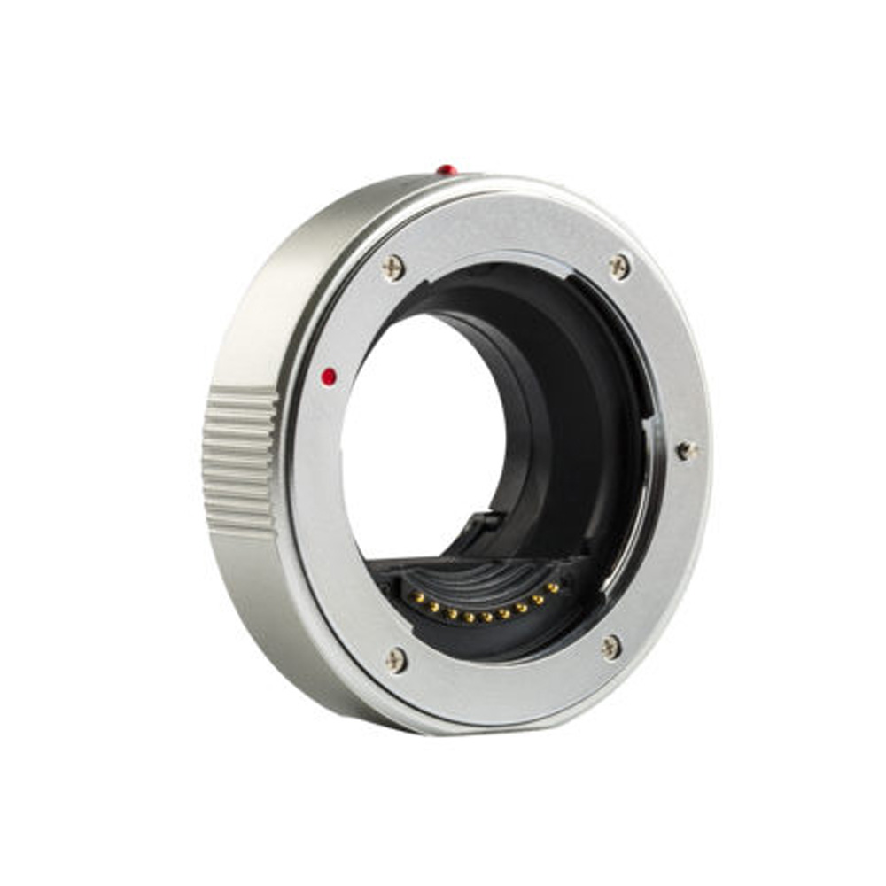 Viltrox JY 43-MFT Autofocus Adapter (hopea), jossa on elektroniset koskettimet, on kuvattu kulmassa valkoisella pohjalla.