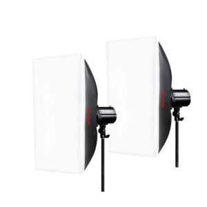 1635866807_948 Godox Mini Pioneer 250 Watt Softbox Duo Kit sisältää kaksi suorakulmaista softbox-valaisinta, joissa on mustat sivut ja valkoiset diffuusorit, jotka on asennettu mustalle jalustalle valkoista taustaa vasten.