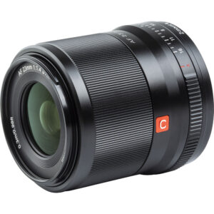 1636123903_666 Lähikuva Viltrox AF 23mm f/1.4 -objektiivi for Nikon Z -objektiivista, jossa näkyy sen musta tynnyri, jossa on kuvioidut zoom- ja tarkennusrenkaat, valkoiset ja punaiset merkinnät sekä punainen C-merkintä.