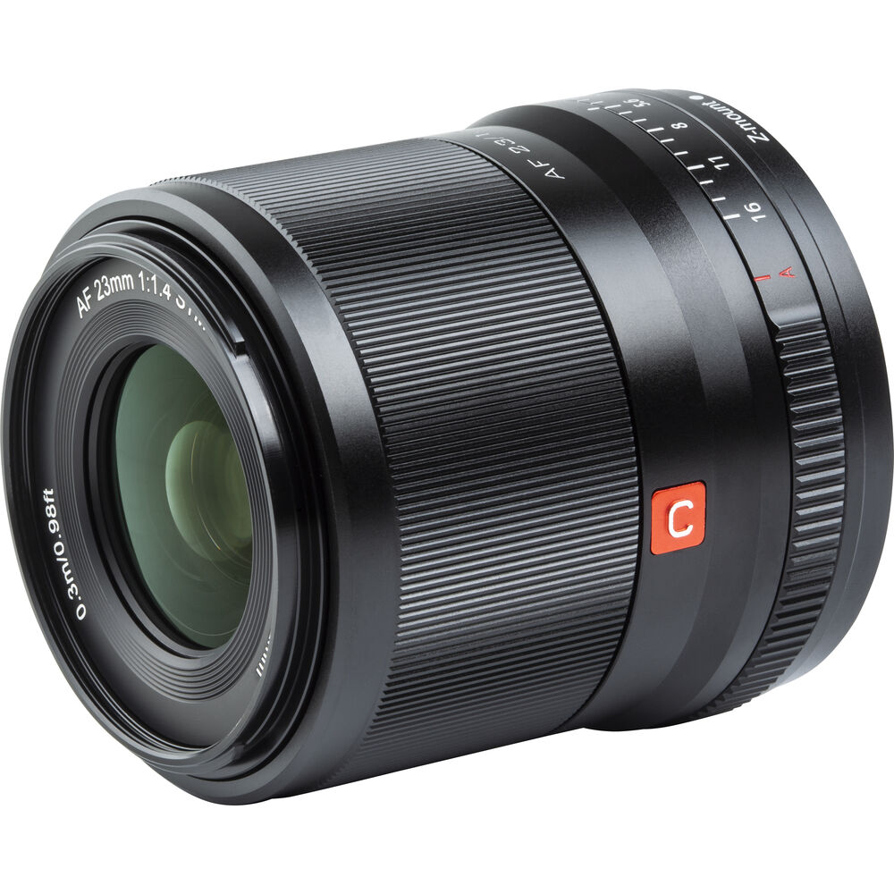 1636123903_666 Lähikuva Viltrox AF 23mm f/1.4 -objektiivi for Nikon Z -objektiivista, jossa näkyy sen musta tynnyri, jossa on kuvioidut zoom- ja tarkennusrenkaat, valkoiset ja punaiset merkinnät sekä punainen C-merkintä.