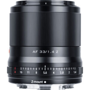 Lähikuva Viltrox AF 33mm f/1.4 -objektiivista, Nikon Z, jossa on musta runko, Z-mount, aukkorengas, jossa on f/1.4-16 pysäytykset, ja kuvioitu tarkennusrengas, jossa on yksityiskohtaista käsityötä.